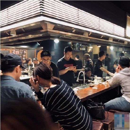 和吴昕“凉凉”？潘玮柏被曝带美女吃烤肉 举止亲密