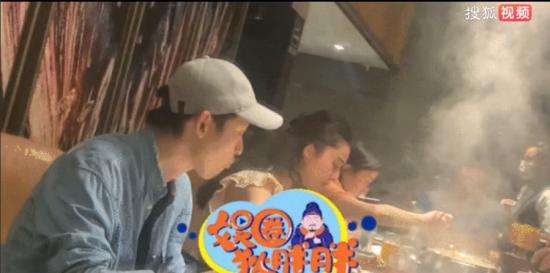 范冰冰深夜与好友聚餐 几人嘻嘻闹闹好不惬意!