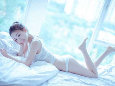 跟女朋友接吻时手该放在哪里?