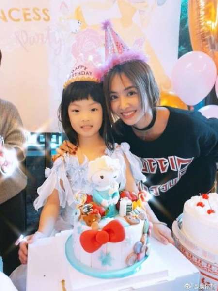 蔡依林戴粉色生日帽为侄女庆生 生日会现场少女味十足