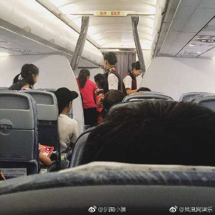 黄子韬被小朋友排队欣赏 网友：成孩子王了