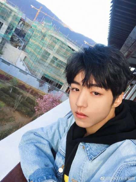 王俊凯生日杨幂送上爱心祝福：大哥 生日快乐