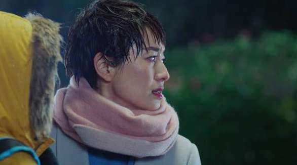 《我的前半生》罗子君冒雨抱子狂奔：只为躲前夫