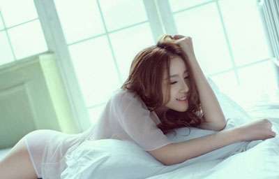 跟女朋友接吻时手该放在哪里?