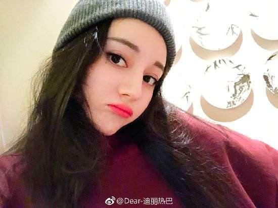 娄艺潇曝迪丽热巴4年没休息过一天 网友：女神太拼了