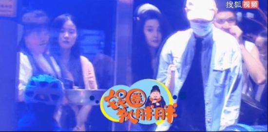 范冰冰深夜与好友聚餐 几人嘻嘻闹闹好不惬意!