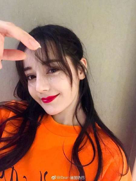 娄艺潇曝迪丽热巴4年没休息过一天 网友：女神太拼了