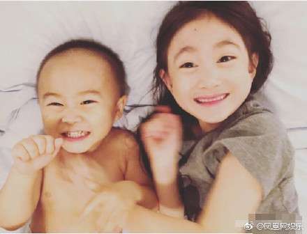 奥莉弟弟搞怪自拍 李安琪晒照为儿子庆生 奥莉比心弟弟萌翻众人