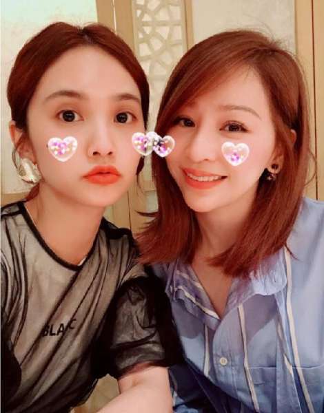 杨丞琳王心凌合体自拍 嘟嘴卖萌笑容甜美 网友:两大甜心教主的相遇