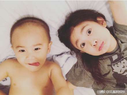 奥莉弟弟搞怪自拍 李安琪晒照为儿子庆生 奥莉比心弟弟萌翻众人