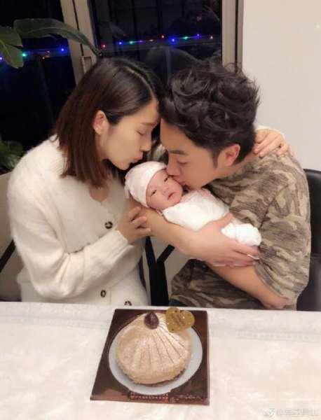 李亚男首晒女儿正面照为王祖蓝庆生:礼物喜欢吗?