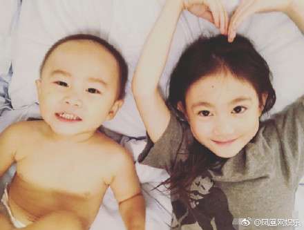 奥莉弟弟搞怪自拍 李安琪晒照为儿子庆生 奥莉比心弟弟萌翻众人