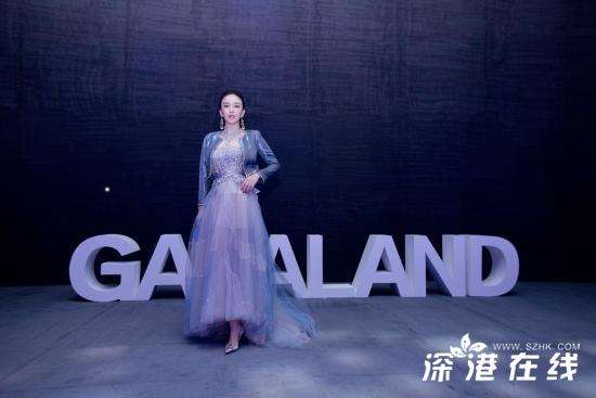 吕佳容气场升级！蓝色透视裙亮相上海时装周