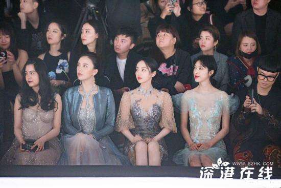 吕佳容气场升级！蓝色透视裙亮相上海时装周