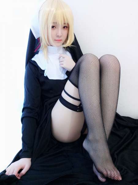 紫色迷情背带短裤女孩黑丝美腿翘臀图片