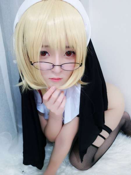 紫色迷情背带短裤女孩黑丝美腿翘臀图片