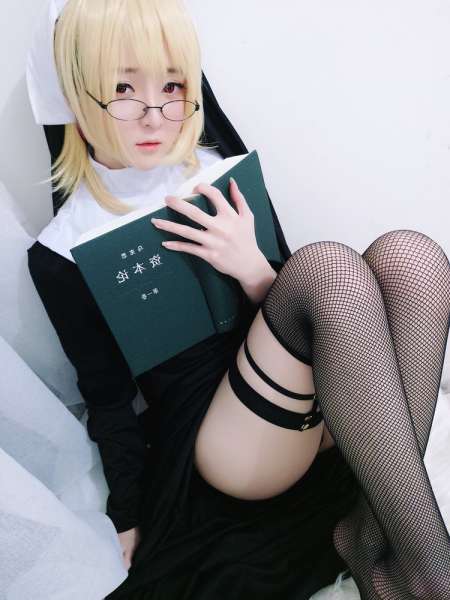 紫色迷情背带短裤女孩黑丝美腿翘臀图片