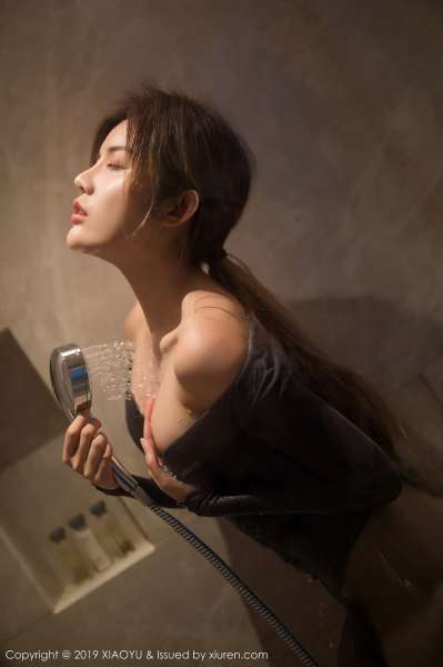 注重于眼神交流的小姐姐