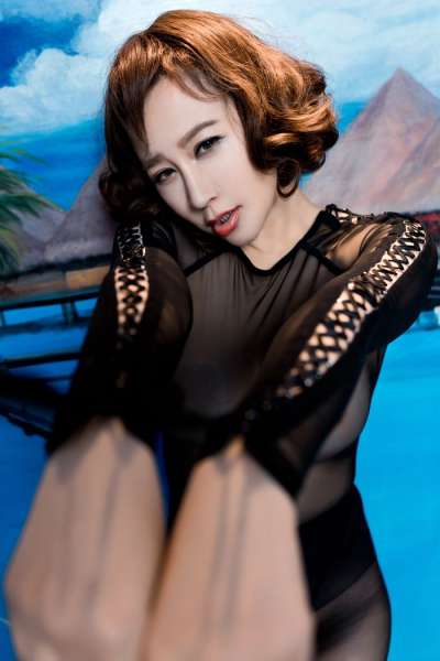 成熟美女安娜金大奶漏点透明丝袜诱惑