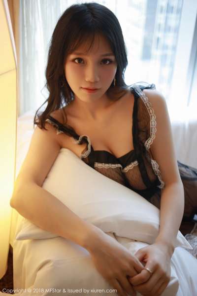 李可可私房蕾丝女仆装透视秀豪乳