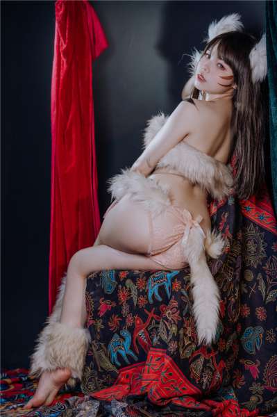 COS少女大秀性感身材