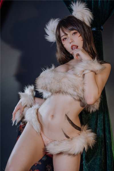 COS少女大秀性感身材