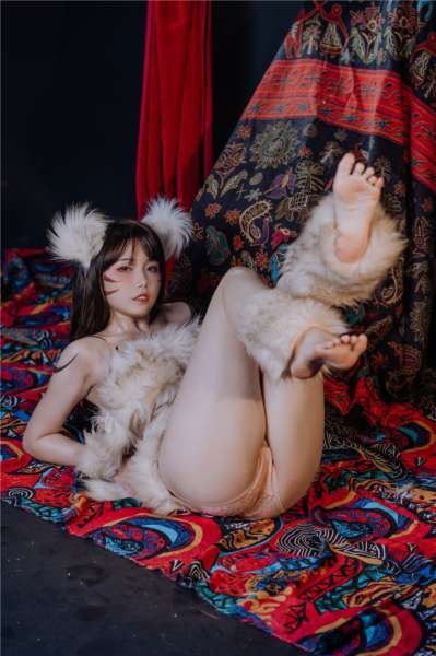 COS少女大秀性感身材