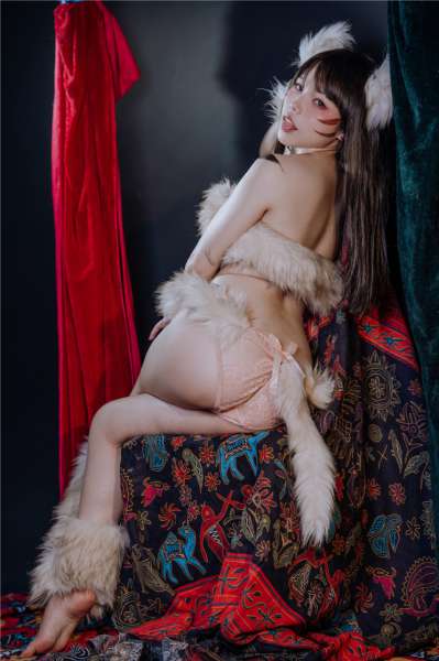 COS少女大秀性感身材