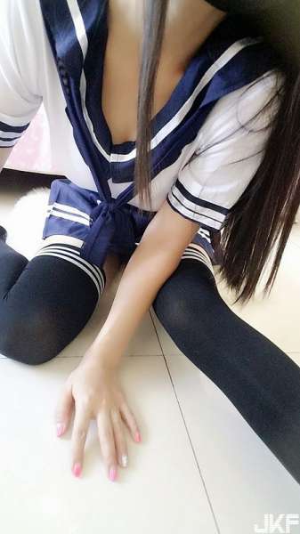 橙香静静学生裙和过膝袜