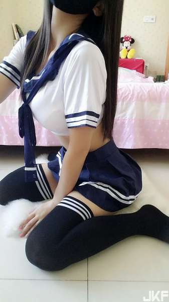 橙香静静学生裙和过膝袜