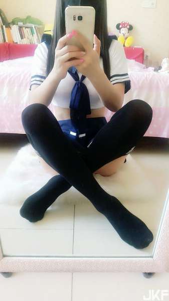 橙香静静学生裙和过膝袜