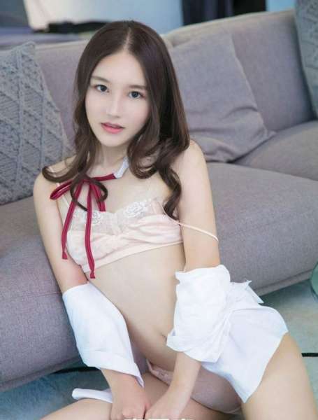 大奶美女户外写真