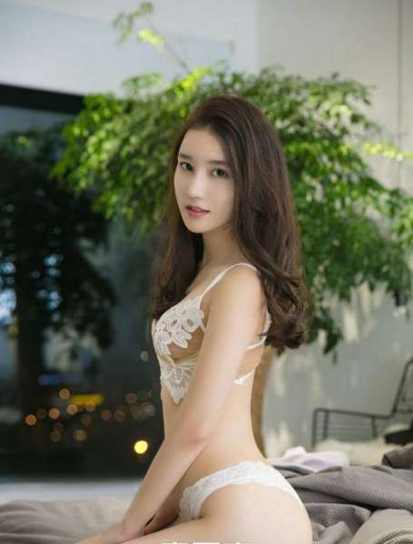 大奶美女户外写真