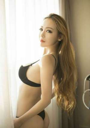 蜜桃美女刘嘉琦白皙肌肤深v诱惑