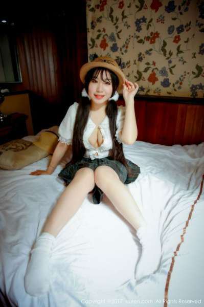 白嫩极品v菜雪白大奶笑容超甜美