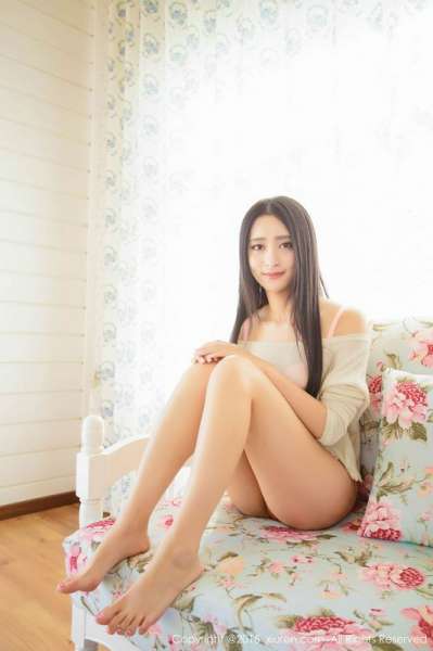 白皙美人lucky咏丹修长美腿真想把玩两下