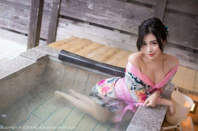 出水芙蓉许诺Sabrina妩媚和服与白色蕾丝