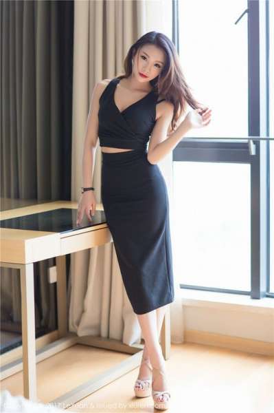 气质型女人Tina凹凸有致的身材
