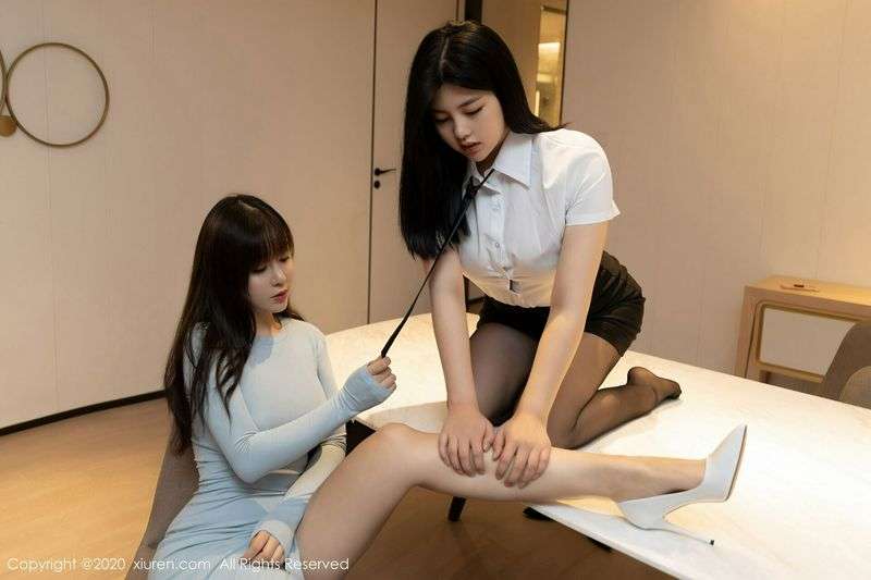 写真百合I剧情第一天实习，经理就让我去服务vip客人