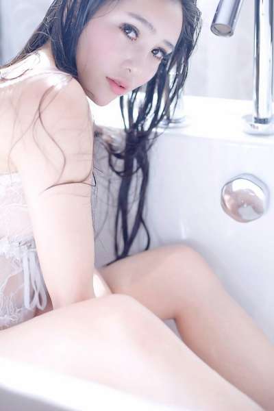 艾弥丰乳肥臀浴室湿身诱惑