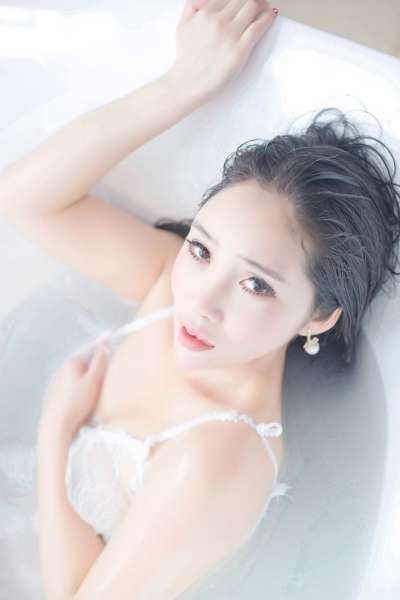 艾弥丰乳肥臀浴室湿身诱惑