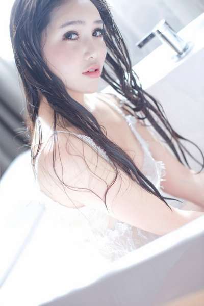 艾弥丰乳肥臀浴室湿身诱惑