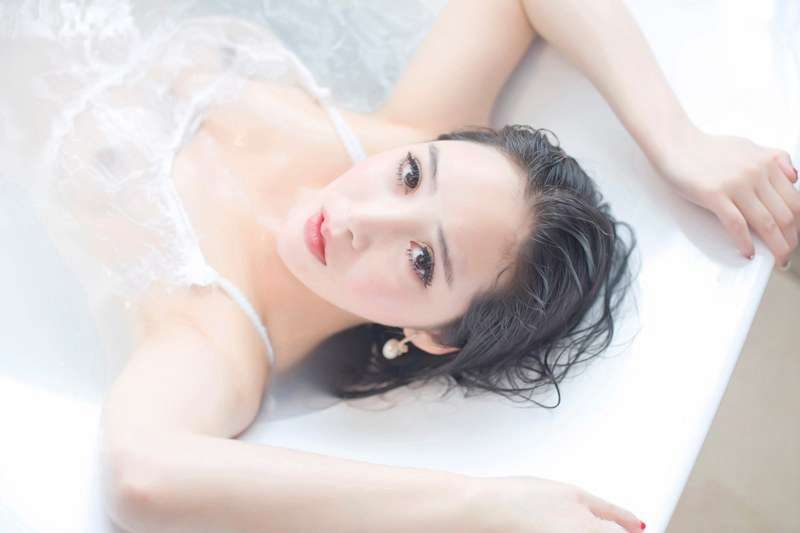艾弥丰乳肥臀浴室湿身诱惑