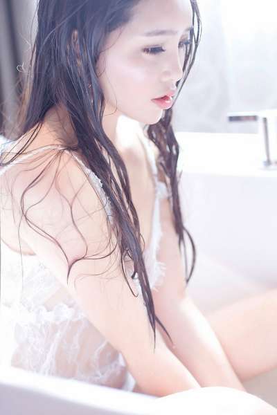 艾弥丰乳肥臀浴室湿身诱惑