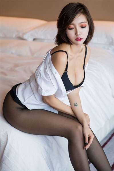 床上的完美长腿