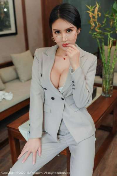 戴眼镜的极品爆乳秘书