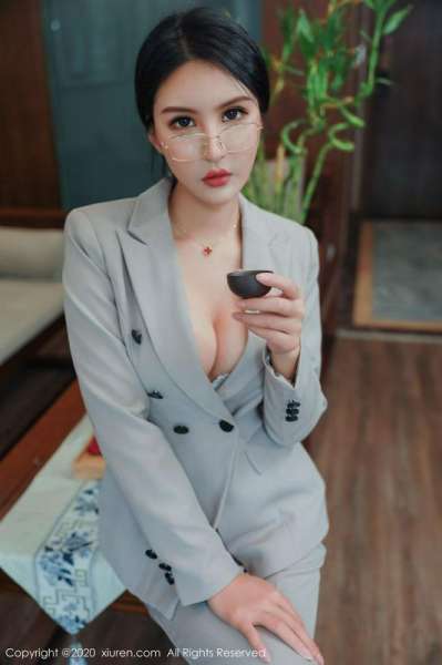 戴眼镜的极品爆乳秘书