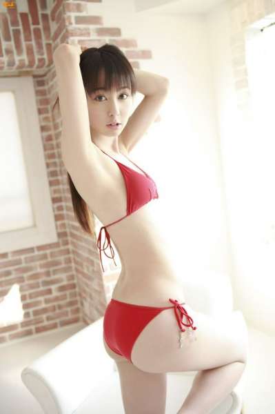 肤白貌美，红色泳衣更显诱惑