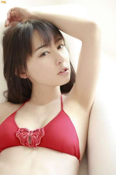 肤白貌美，红色泳衣更显诱惑