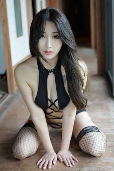 写真女神林子欣黑丝网袜半露
